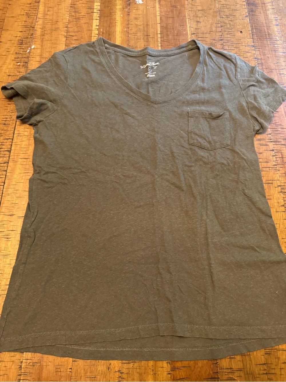 Universal Thread Womens Medium V-Neck Pocket Tee — Olive